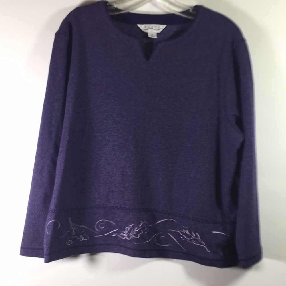 Blast Pullover Top w Embroidered Detail Size M